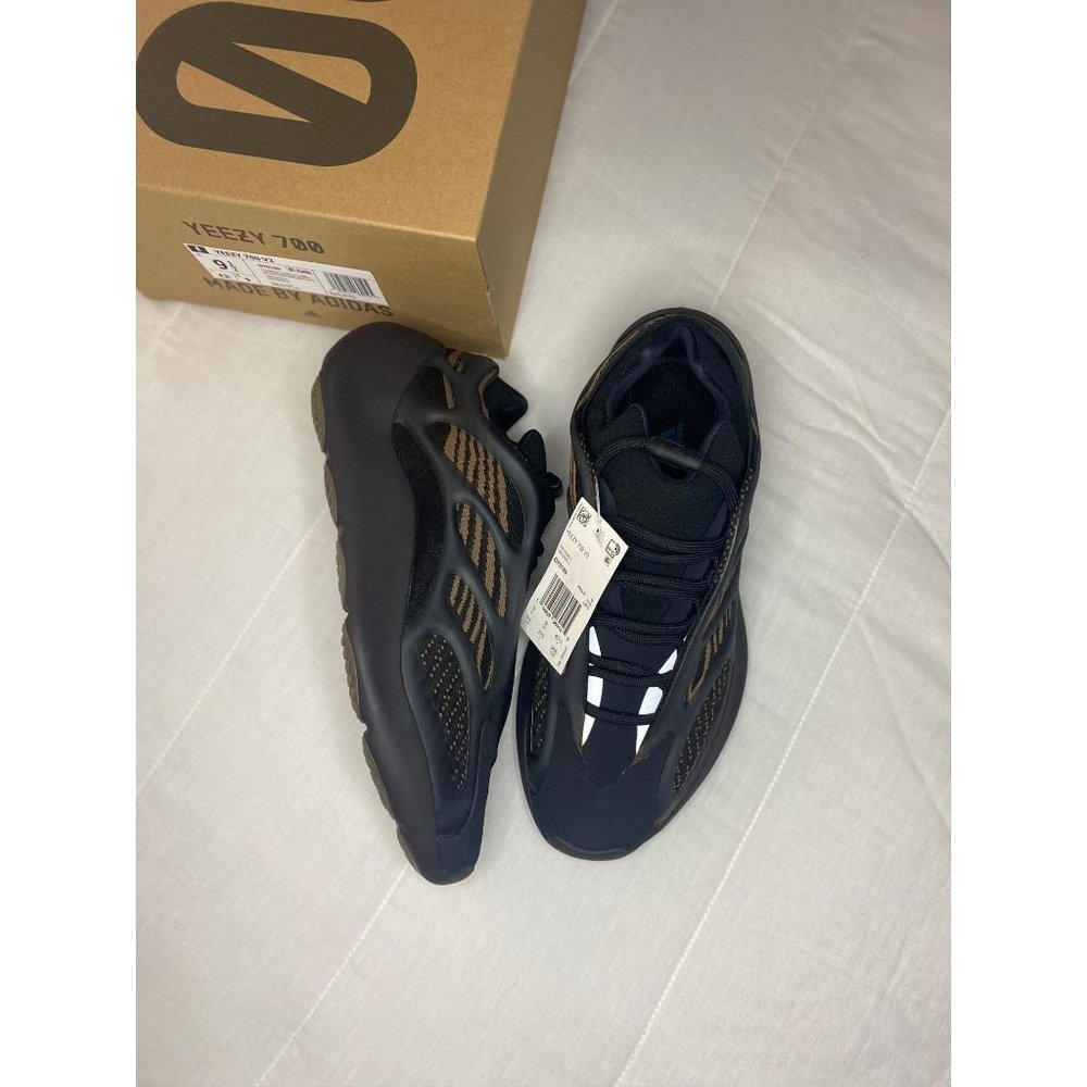 Adidas Yeezy 700 v3 Clay Brown kanye west